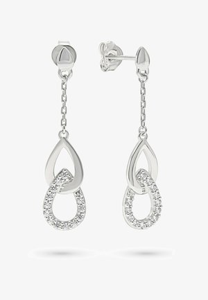 Orecchini a goccia in argento con due forme a goccia interconnesse, una liscia e l'altra incastonata con piccoli gemme trasparenti, appesi a catene corte.
