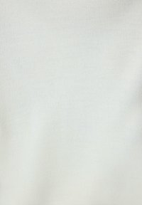 Valge tekstiilibaar, millel on sile ja pehme tekstuur, millel on peen sooneline muster ja ühtlane värv üle kogu pinna. Pole märgatavaid detaile ega aksessuaare.