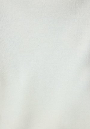 Hvidt tekstilstof med en glat, blød tekstur, der har et fint ribbet mønster og en ensartet farve gennem hele stoffet. Ingen bemærkelsesværdige detaljer eller accenter.