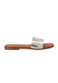 Metalické stříbrné skluzavky s širokým páskem, hnědou stélkou a plochou podešví. Mají texturovaný svršek a minimalistický design.