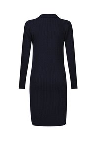 Tumes sinine kudum dresses ribade tekstuuriga, pikkade varrukatega ja kraega. Kitsa disainiga, sirge lõikega reiele, minimaalne detailimine.