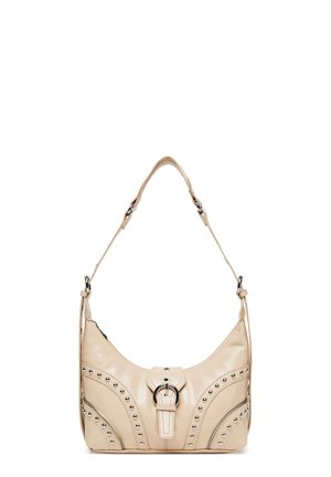 Bolso de hombro de cuero beige con tachuelas plateadas, detalles curvos en la cremallera, correa frontal con hebilla y asa única ajustable.