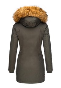 Alyvuogių žalia parka su nuimamu kapišonu, kuriame yra dirbtinė pūko apdaila. Lygus audinys, ilgos rankovės ir išlenktas modelis.
