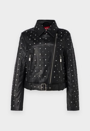 Giacca di pelle nera con borchie argentate, zip frontale inclinata, due tasche con zip, vita con cinturino e design del colletto classico.