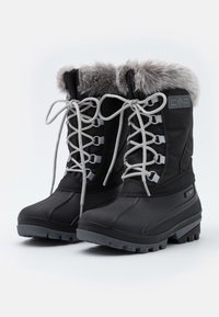 Bottes d'hiver noires imperméables avec garniture en fausse fourrure, lacets gris, bout renforcé et semelle en caoutchouc texturée pour une meilleure adhérence et durabilité.
