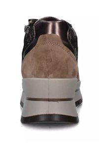 Sneaker in suede marrone e metallizzato con tacco arrotondato, suola intermedia grigia e un accento scuro a contrasto. Presenta una chiusura con zip sul retro.