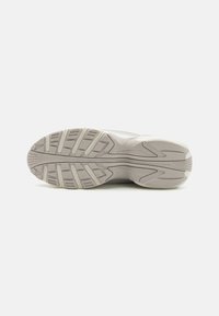 Schuhsohle mit einem strukturierten, gemusterten Design in Hellgrau. Verfügt über Gummi-Traktionsnoppen und eine glatte, geschwungene Kontur.