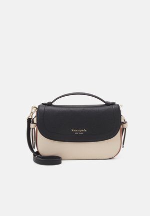 Petit sac à main en cuir bicolore avec rabat noir, corps beige, poignée supérieure, bandoulière et logo doré Kate Spade New York à l'avant.