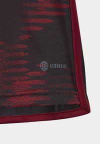 Lyhythihainen urheilupaita mustana, jossa on punaisia abstrakteja kuvioita. Sisältää hengittävää verkkomateriaalia ja harmaan "AEROREADY"-logon.