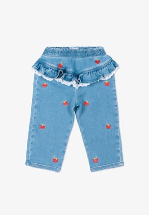 Lichtblauwe peuterbroek met elastische taille, roezelrok overlay en rode aardbeienprint verspreid over de stof.