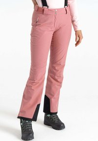 Pinke wasserdichte Hosen mit verstellbaren schwarzen Trägern, Reißverschlusstaschen und schwarzen Akzenten an den Unterschenkeln. Ideal für Outdoor-Aktivitäten.