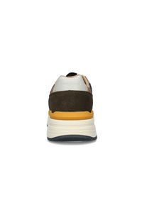 Vista posteriore di una sneaker con tomaia in suede marrone, accenti bianchi e marroni chiari, suola intermedia gialla e suola in gomma testurizzata.