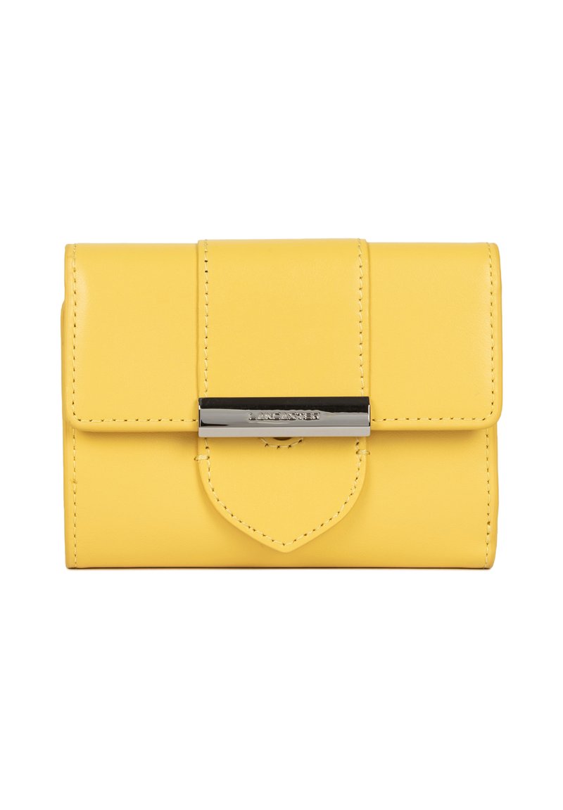 Portefeuille en cuir jaune avec une texture lisse, fermeture éclair et accents en métal argenté. Présente des détails cousus et un rabat décoratif.