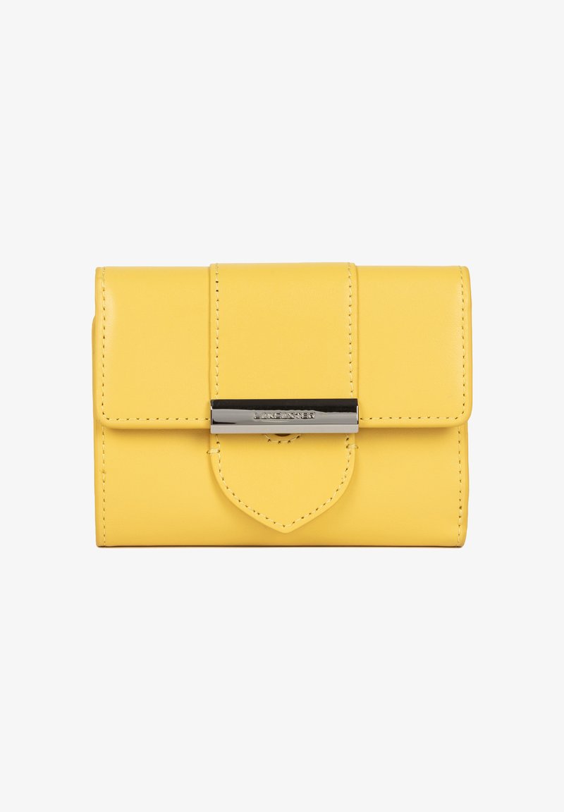 Portefeuille en cuir jaune avec une texture lisse, fermeture éclair et accents en métal argenté. Présente des détails cousus et un rabat décoratif.