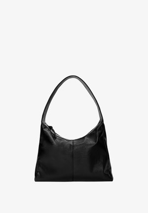 Czarna skórzana torba na ramię o gładkiej fakturze, zaokrąglonym wierzchu i pojedynczym pasku. Posiada zamek błyskawiczny i minimalistyczny design.