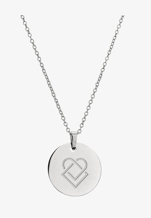 Collier pendentif circulaire en argent avec un design gravé en forme de cœur en pièces de puzzle sur une chaîne fine.