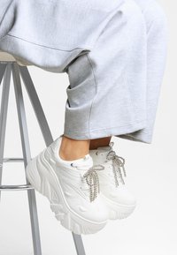 Bershka Sneakers - white