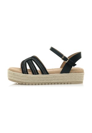 Sandalia negra de tiras con plataforma de yute estilo espadrille. Cuenta con un upper texturizado y una correa ajustable en el tobillo. Diseño ligero.