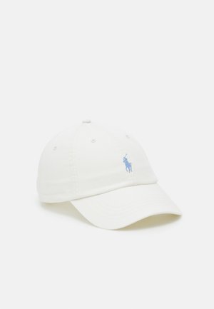 Gorra de béisbol de algodón blanca con visera curva, que presenta un pequeño logo bordado en azul de un caballo. Diseño de seis paneles con orificios de ventilación.