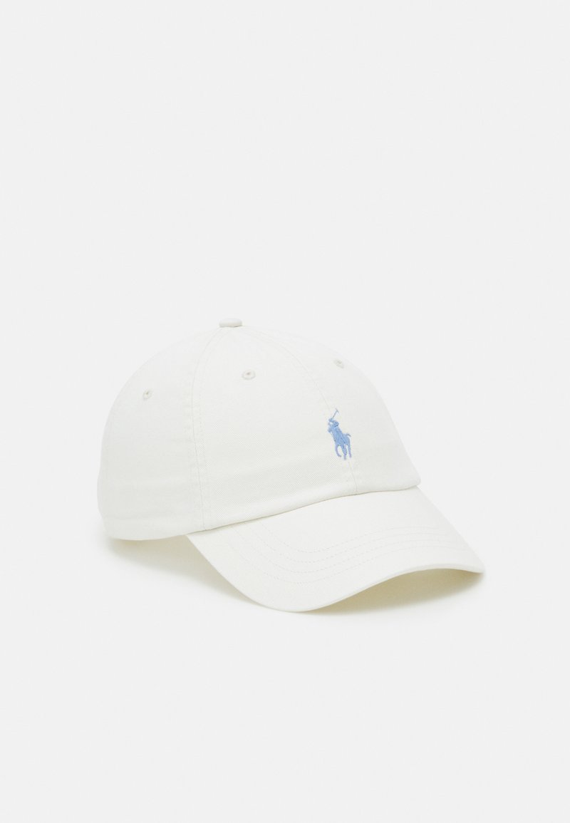 Șapcă de baseball din bumbac alb, cu un vizor curbat, având un mic logo brodat al unui cal, de culoare albastră. Design cu șase panouri și orificii de ventilație.