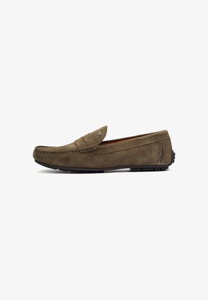 Mocassin pour homme en daim marron avec surpiqûres mocassin et semelle en caoutchouc, vue de côté, style enfiler.
