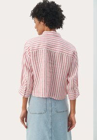 Rød- og hvidstribet cropped shirt lavet af letvægtsstof, med rygsøm, opsmøgede ærmer og en afslappet pasform.