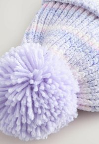 Strikket hue i pastelfarver som lilla og pink, med en stor, fluffy lavendel pom-pom. Den teksturerede ribbede design øger den visuelle interesse.