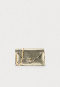 Bolsa de mão metálica dourada com um acabamento texturizado, apresentando um fecho diagonal e uma alça de corrente dourada. Decorada com um detalhe de logó.