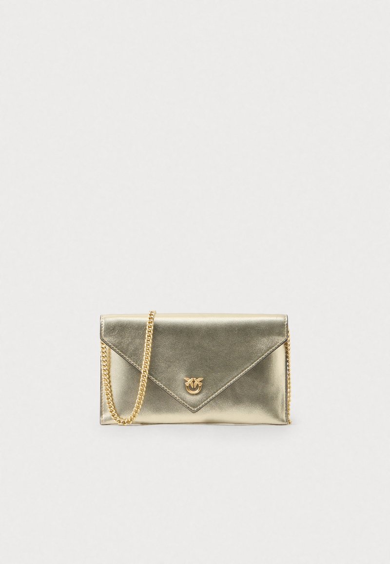 Bolsa de mão metálica dourada com um acabamento texturizado, apresentando um fecho diagonal e uma alça de corrente dourada. Decorada com um detalhe de logó.