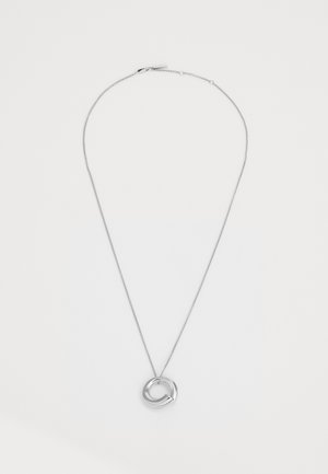 Collier en argent avec un pendentif circulaire tordu, doté d'une chaîne fine et d'une texture lisse, reflétant la lumière avec une finition polie.