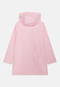 Jasnoróżowy wodoodporny płaszcz z kapturem, długimi rękawami i kształtem A. Gładka tekstura, brak widocznych elementów metalowych i wzorów.