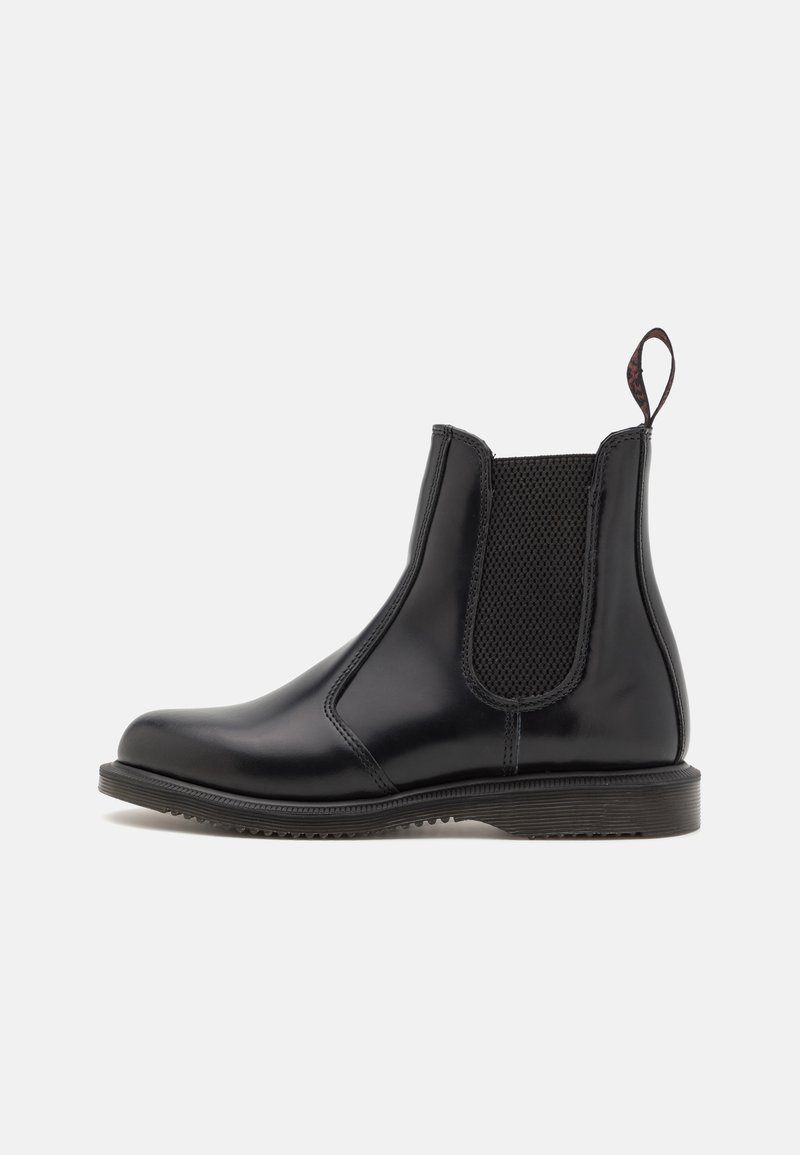 Botte Chelsea en cuir noir brillant avec panneau latéral élastique, semelle rainurée et languette à l'arrière, sur fond blanc uni, vue de l'extérieur.