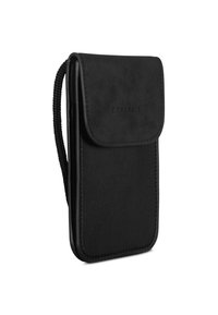 Černá kožená pouzdro na telefon s uzávěrem na klapku, texturovaný povrch, spolu s pleteným popruhem a vyraženým názvem značky "EXPATRIÉ."