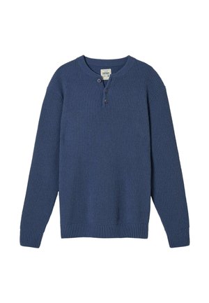 Niebieski sweter z długim rękawem, wykonany na drutach z prążkowaną fakturą, o okrągłym dekolcie i trójprzyciskowym zapięciu z przodu przy kołnierzu.