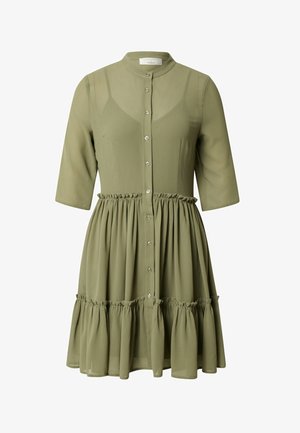 Robe boutonnée vert olive clair avec un corsage ajusté, des manches transparentes, une taille froncée et une jupe à volants superposés.