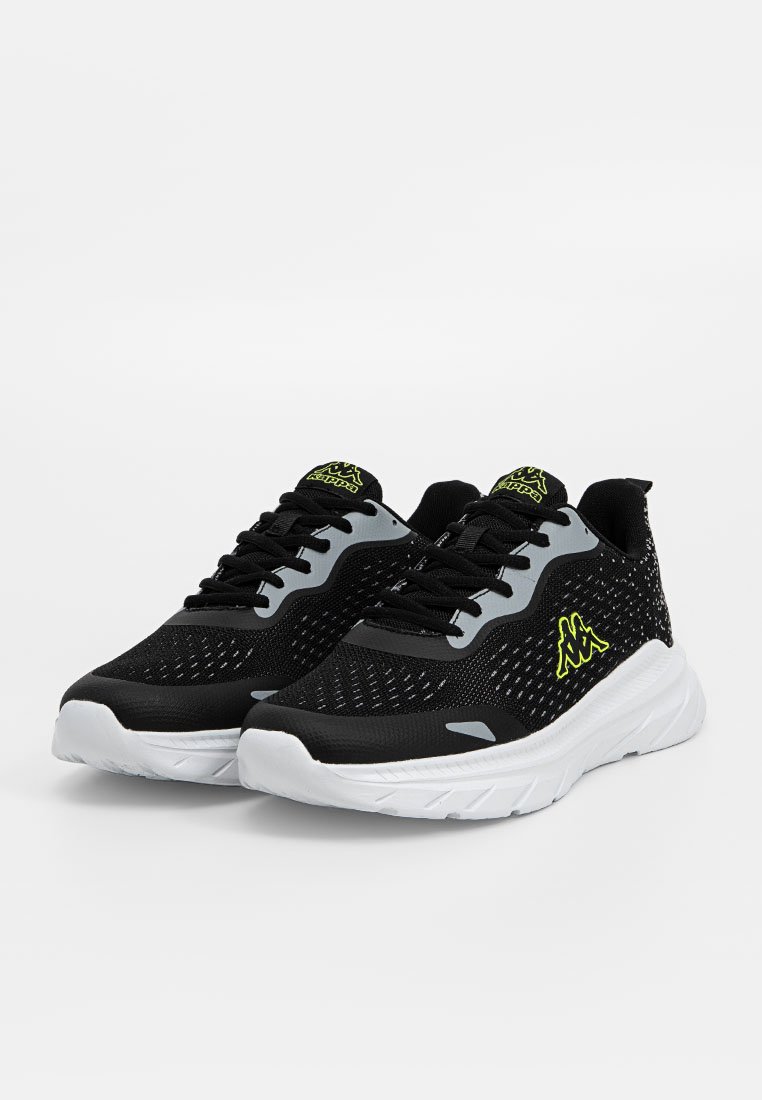 Baskets de sport noires avec une tige en mesh, des accents gris et des semelles blanches. Présente un logo jaune fluo et des détails perforés pour la respirabilité.
