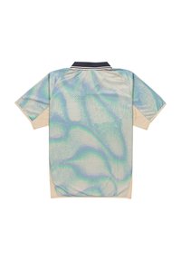 Kurzarm-Polohemd mit einem schimmernden, irisierenden Muster in Blau- und Grüntönen, einem beigen unteren Bereich und einem marineblauen Kragen.