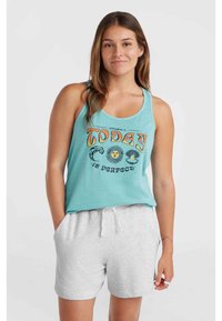 Ein hellblaues Tanktop mit einem kreisförmigen Grafikdesign, auf dem der Text "Heute ist perfekt" steht, kombiniert mit grauen Shorts mit Kordelzug.