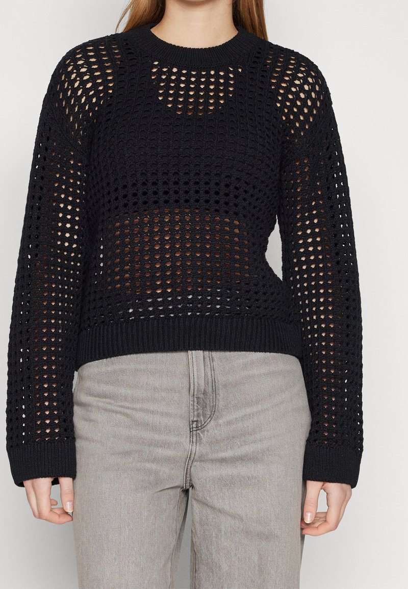 Schwarzer Strickpullover mit lockerem, offenem Strickmuster, rundem Ausschnitt und langen Ärmeln mit gerippten Bündchen und Saum.