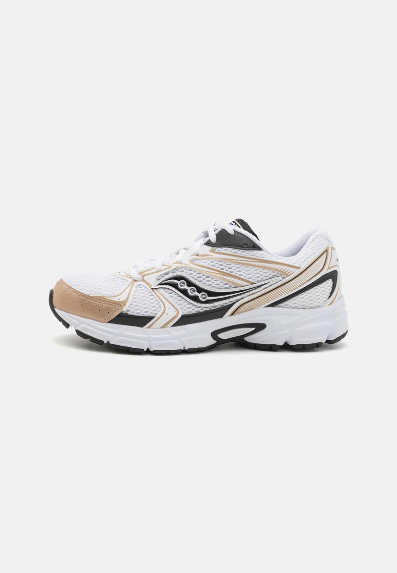 Scarpa da corsa bianca con tomaia in rete, dettagli beige e neri, punta testurizzata e suola ammortizzata. Presenta lacci visibili e branding.