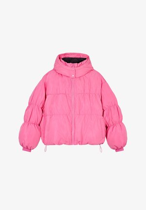 Ružová nadýchaná bunda s vysokým golierom, elastickými manžetami a predným zipsom. Má prešívané časti pre zvýšenú textúru a teplo.