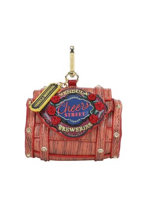 Piccola borsa a mano a forma di botte di birra in legno con rose rosse e una toppa ricamata con la scritta "Cheers Street Brewery" sulla chiusura.