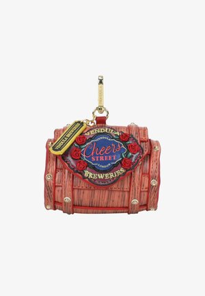 Petit sac à main en forme de tonneau de bière en bois avec des roses rouges et un patch brodé "Cheers Street Brewery" sur le fermoir.