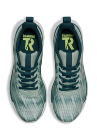 Wygodne buty sportowe w teksturowanym jasnym odcieniu morskim i ciemnej zieleni, z siateczkową cholewką, kontrastowymi sznurowadłami i białą podeszwą.