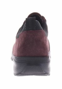 Bordeaux suède en zwarte gaas schoen met een gestructureerde zwarte rubberen zool, voorzien van een aantrektab aan de hiel voor gemakkelijk aan- en uitdoen.