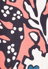 Tekstylia z odważnym florystycznym wzorem w kolorach granatowym, koralowym, białym i turkusowym. Tkanina ma teksturowany, tkany wygląd.