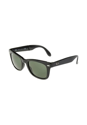 Occhiali da sole Ray-Ban Wayfarer neri con lenti verde scuro mostrati ad angolo su sfondo bianco.