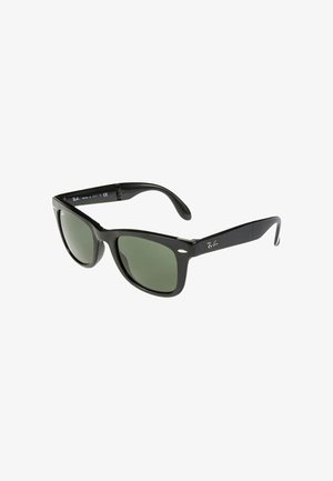 Czarne okulary przeciwsłoneczne Ray-Ban Wayfarer z ciemnozielonymi soczewkami, pokazane pod kątem na białym tle.