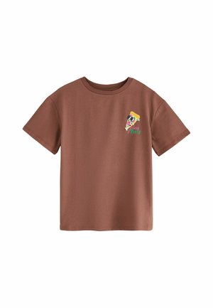 Bruine T-shirt met korte mouwen met een kleine kleurrijke cartoon-pizzapunt met een zonnebril en de tekst "Pizza Party" op de bovenste linkerborst.