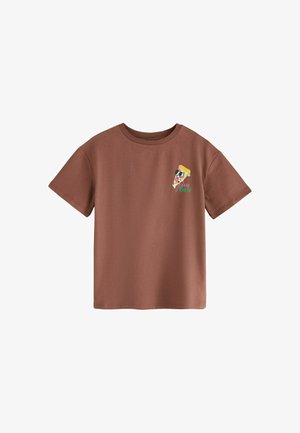 Bruine T-shirt met korte mouwen met een kleine kleurrijke cartoon-pizzapunt met een zonnebril en de tekst "Pizza Party" op de bovenste linkerborst.